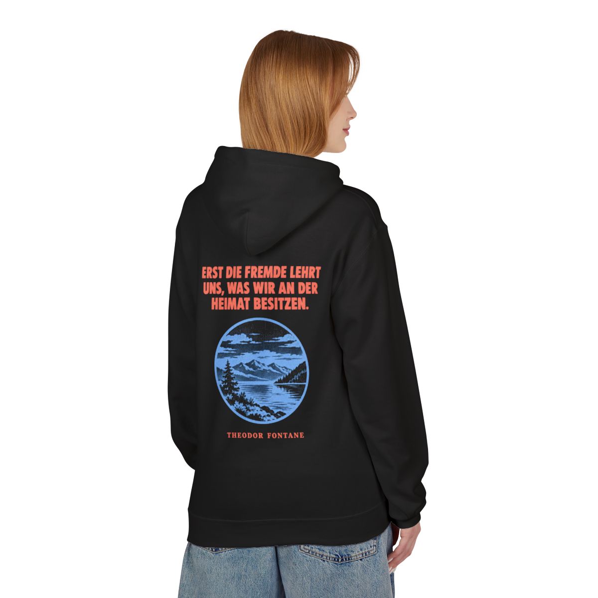 Unisex Fleece Hoodie mit Zitat - Fontane - Erst die Fremde lehrt uns – person-1-back