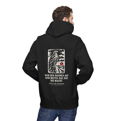 Unisex Fleece Hoodie mit Zitat - Bismarck - Wer den Daumen Holzschnitt – person-2-back