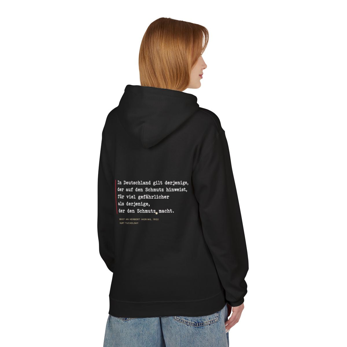 Unisex Fleece Hoodie mit Zitat - Tucholsky - Schmutz Weltbuehne – person-1-back