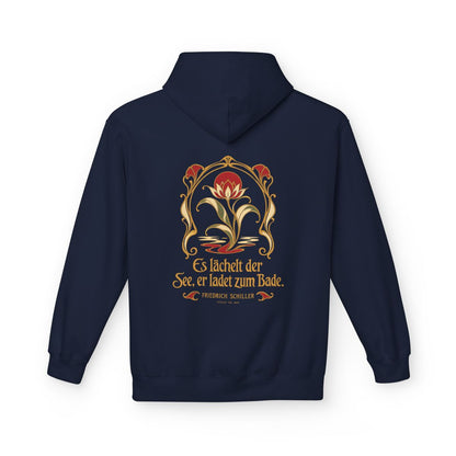 Unisex Fleece Hoodie mit Zitat - Schiller - Es lächelt der See Jugendstil – back