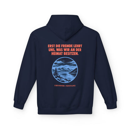 Unisex Fleece Hoodie mit Zitat - Fontane - Erst die Fremde lehrt uns – back
