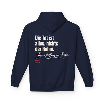 Unisex Fleece Hoodie mit Zitat - Goethe - Die Tat ist alles, nichts der Ruhm Signatur – back