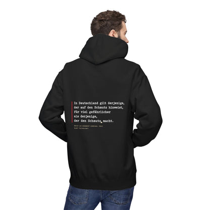 Unisex Fleece Hoodie mit Zitat - Tucholsky - Schmutz Weltbuehne – person-2-back