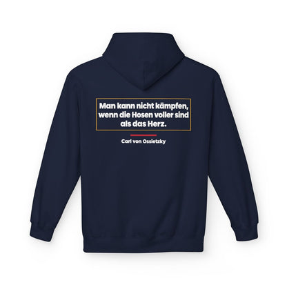 Unisex Fleece Hoodie mit Zitat - Ossietzky - Man kann nicht kämpfen – back