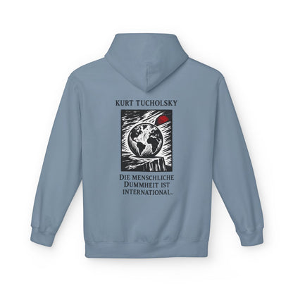 Unisex Fleece Hoodie mit Zitat - Tucholsky - Die menschliche Dummheit ist international – back