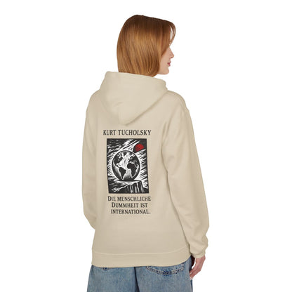 Unisex Fleece Hoodie mit Zitat - Tucholsky - Die menschliche Dummheit ist international – person-1-back