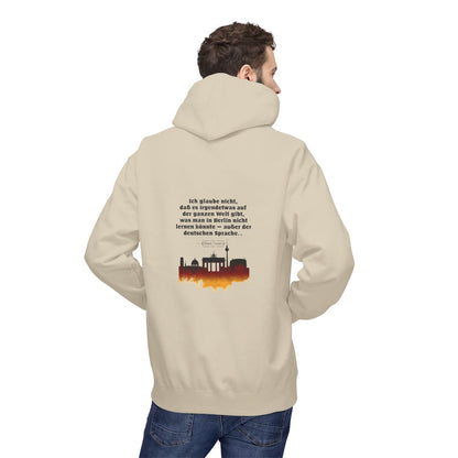 Unisex Fleece Hoodie mit Zitat - Twain - Berlin und die deutsche Sprache – person-2-back