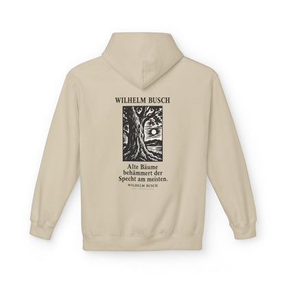 Unisex Fleece Hoodie mit Zitat - Busch - Alte Bäume behämmert der Specht am meisten Holzschnitt – back