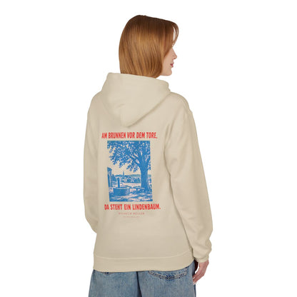 Unisex Fleece Hoodie mit Zitat - Müller - Am Brunnen vor dem Tore Plakat – person-1-back