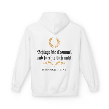 Unisex Fleece Hoodie mit Zitat - Heine - Schlage die Trommel und fürchte dich nicht Fraktur – back