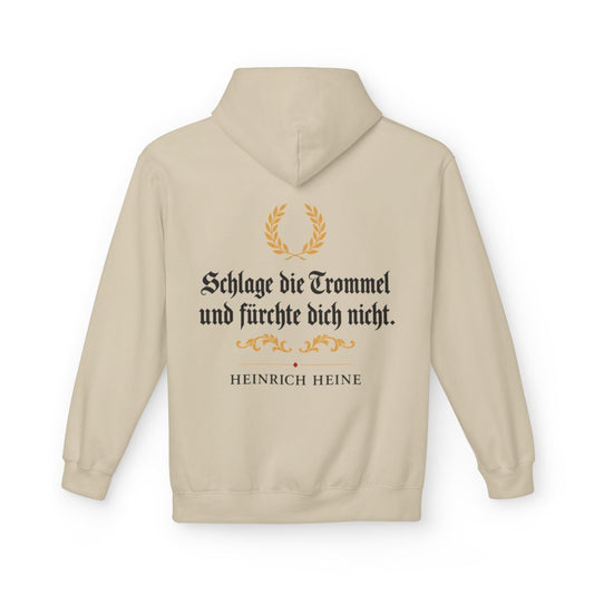 Unisex Fleece Hoodie mit Zitat - Heine - Schlage die Trommel und fürchte dich nicht Fraktur – back
