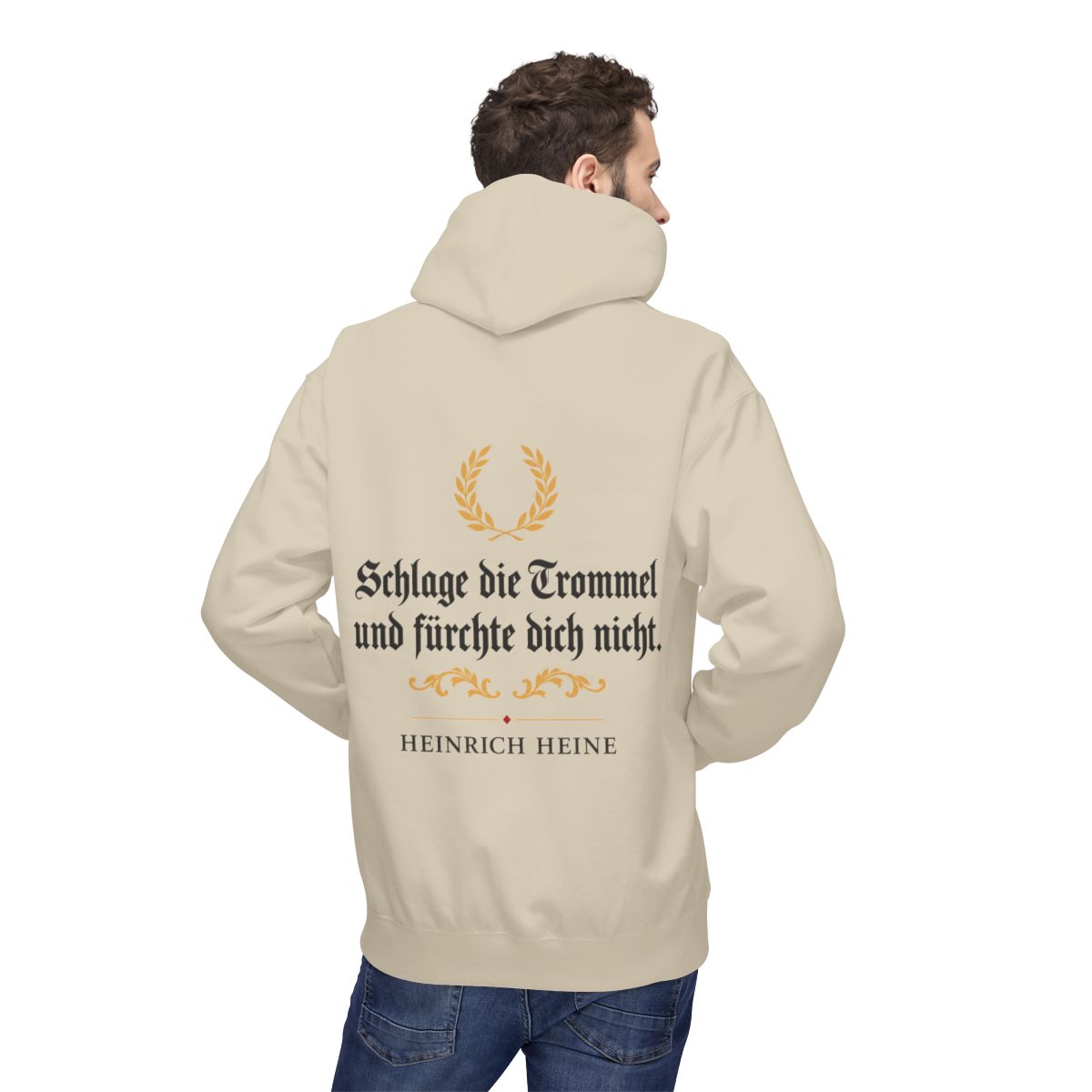 Unisex Fleece Hoodie mit Zitat - Heine - Schlage die Trommel und fürchte dich nicht Fraktur – person-2-back