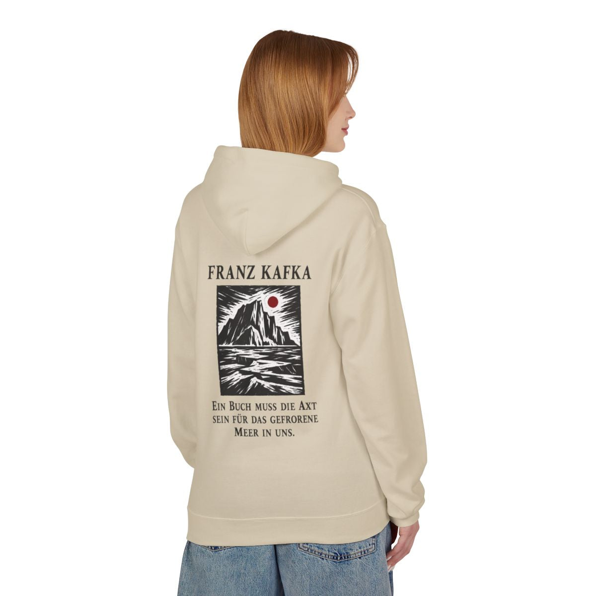 Unisex Fleece Hoodie mit Zitat - Kafka - Ein Buch muss die Axt Holzschnitt – person-1-back