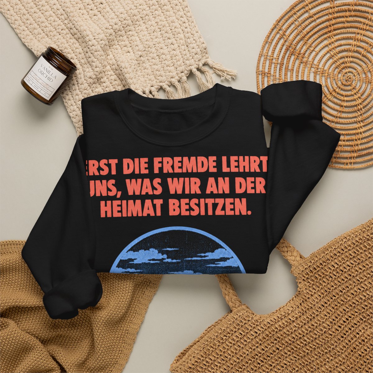 Unisex Sweatshirt mit Zitat - Fontane - Erst die Fremde lehrt uns – folded-2