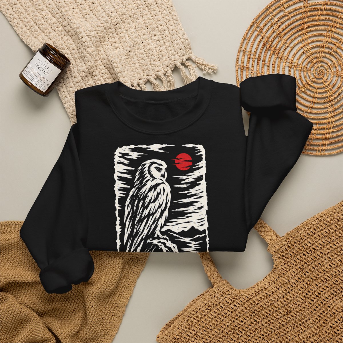 Unisex Sweatshirt mit Zitat - Rollenhagen - Falschheit regiert die ganze Welt Holzschnitt – folded-2
