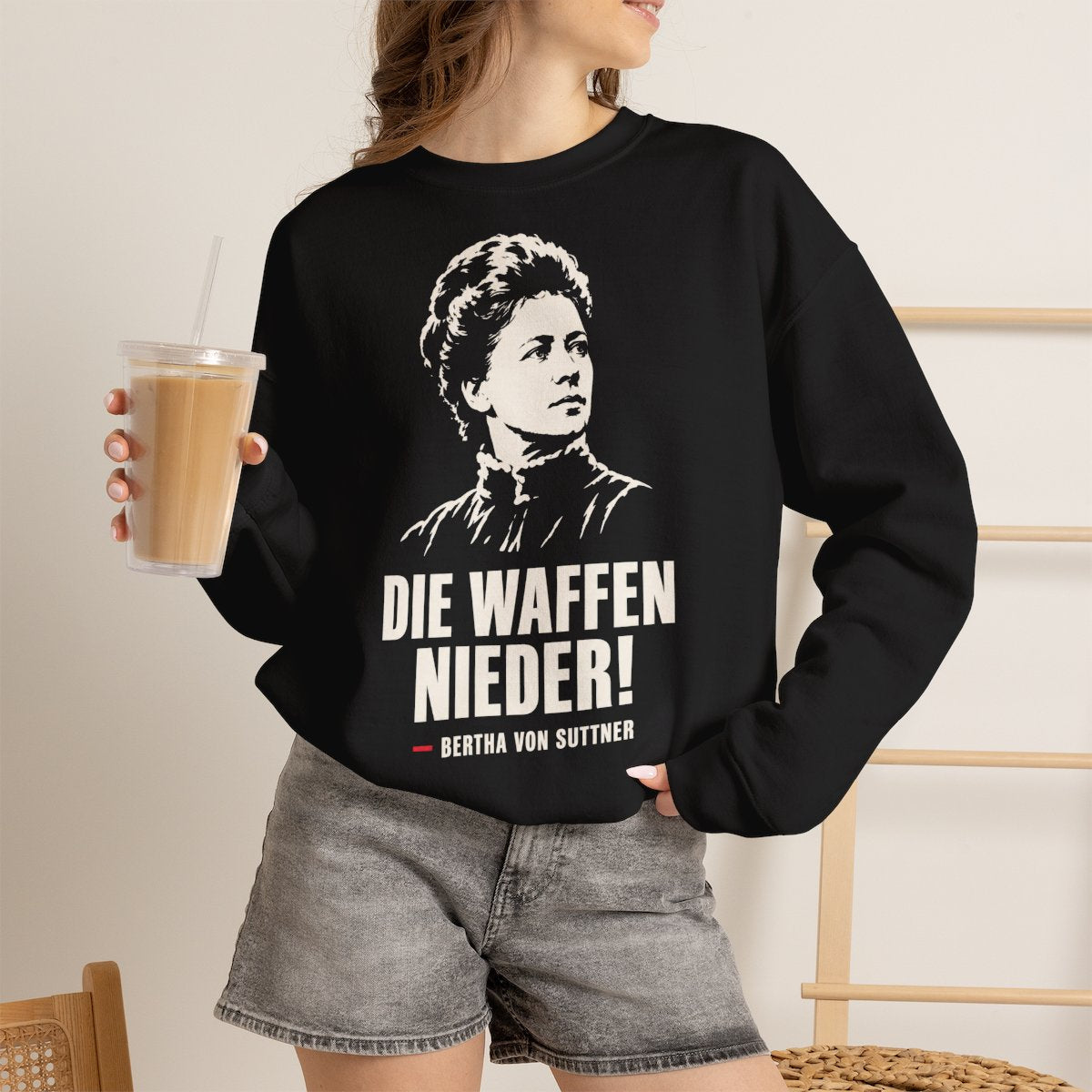 Unisex Sweatshirt mit Zitat - Bertha von Suttner - Die Waffen nieder – lifestyle-2
