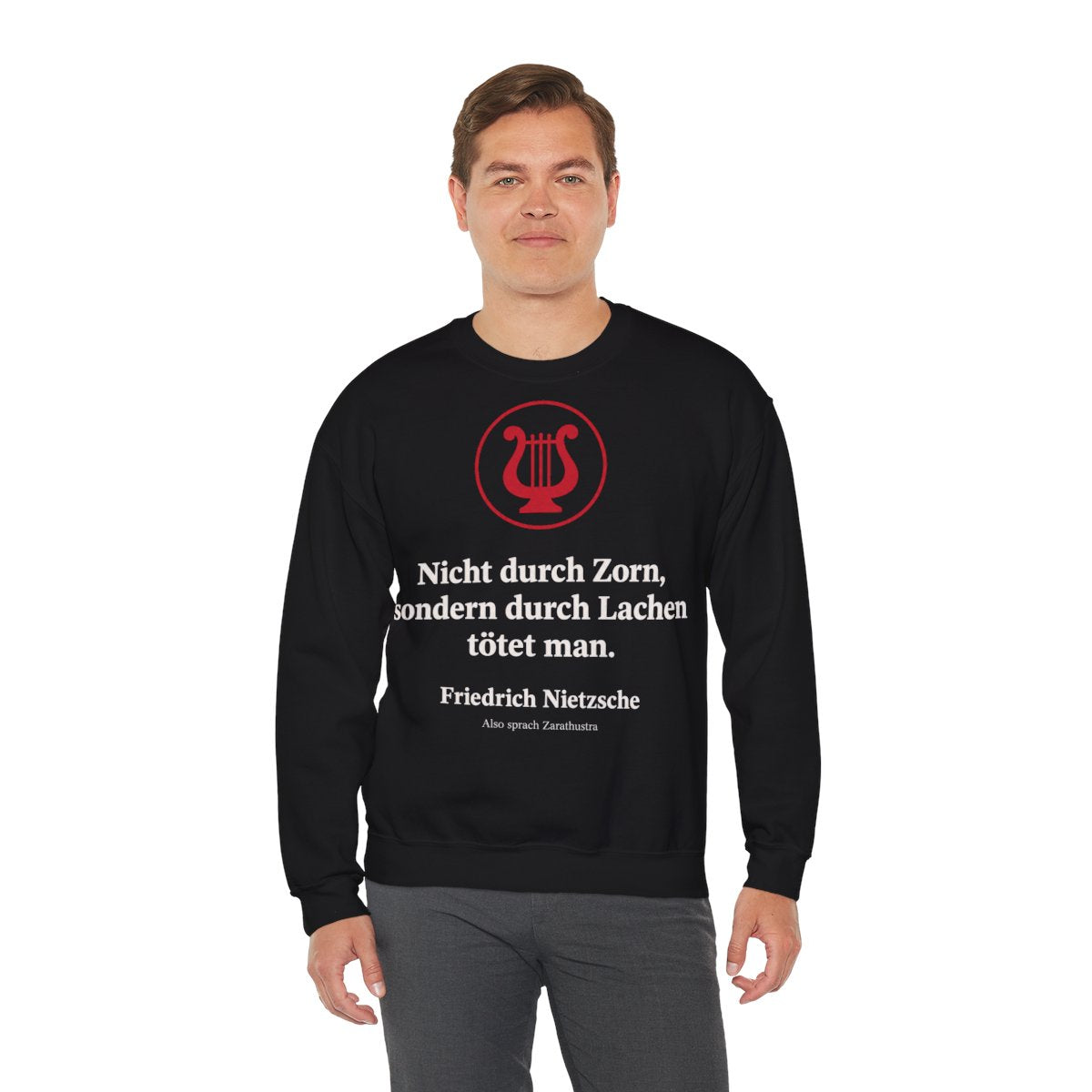 Unisex Sweatshirt mit Zitat - Nietzsche - Nicht durch Zorn Symbol – person-3