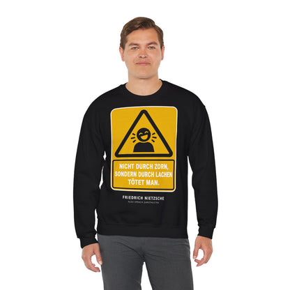 Unisex Sweatshirt mit Zitat - Nietzsche - Nicht durch Zorn – person-3
