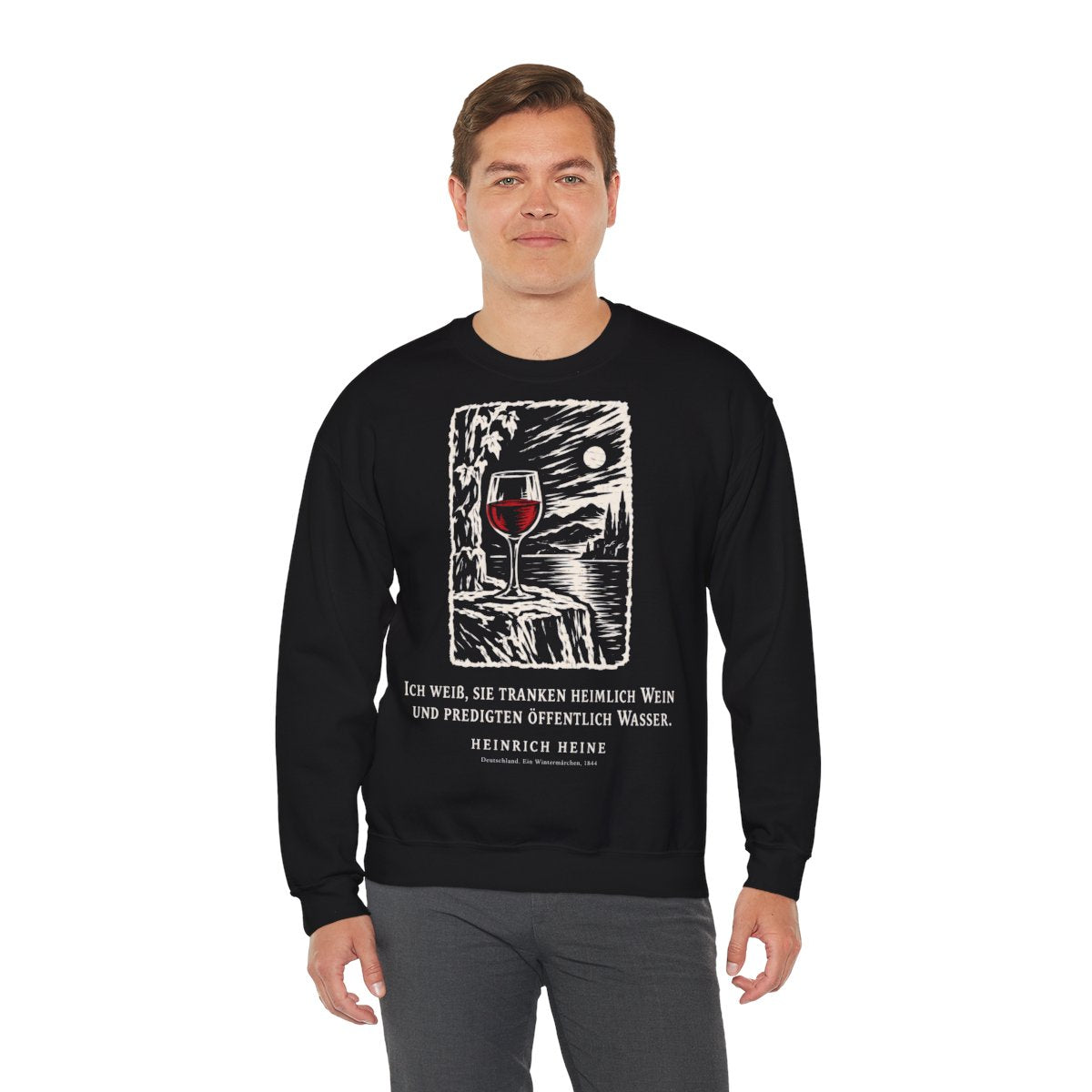 Unisex Sweatshirt mit Zitat - Heine - Ich weiß, sie tranken heimlich Wein Holzschnitt – person-3