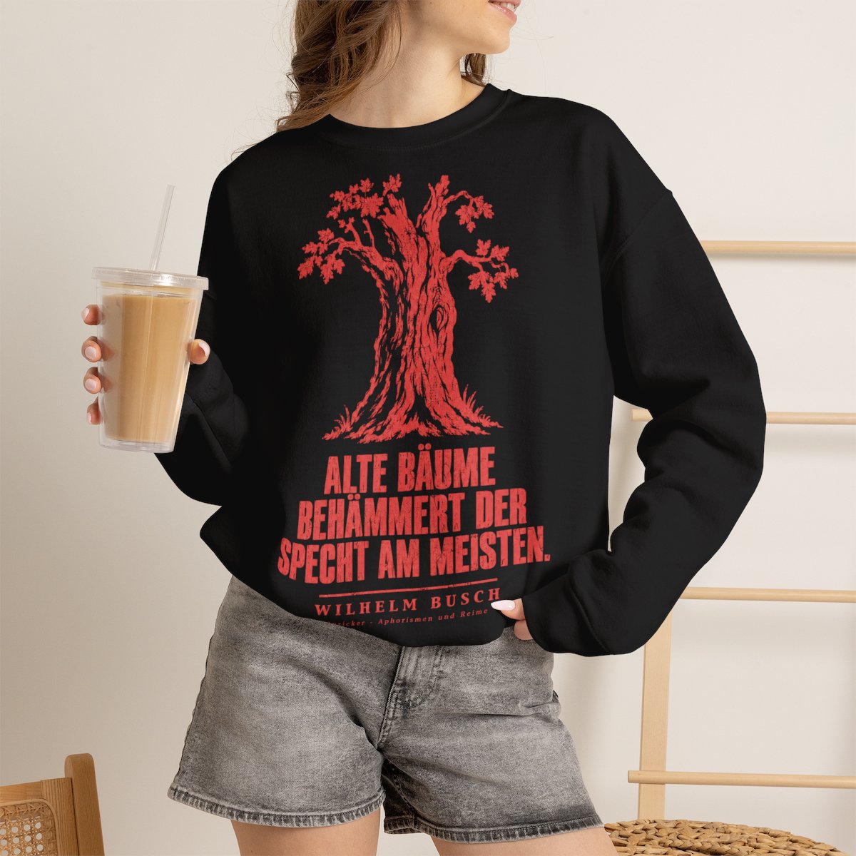 Unisex Sweatshirt mit Zitat - Busch - Alte Bäume behämmert der Specht am meisten – lifestyle-2