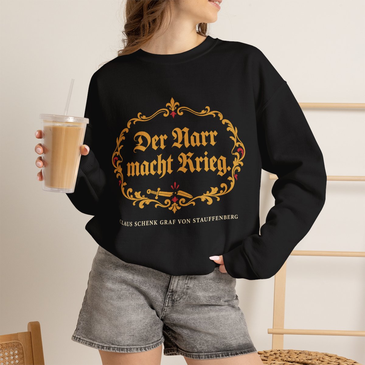 Unisex Sweatshirt mit Zitat - Stauffenberg - Der Narr macht Krieg Fraktur – lifestyle-2