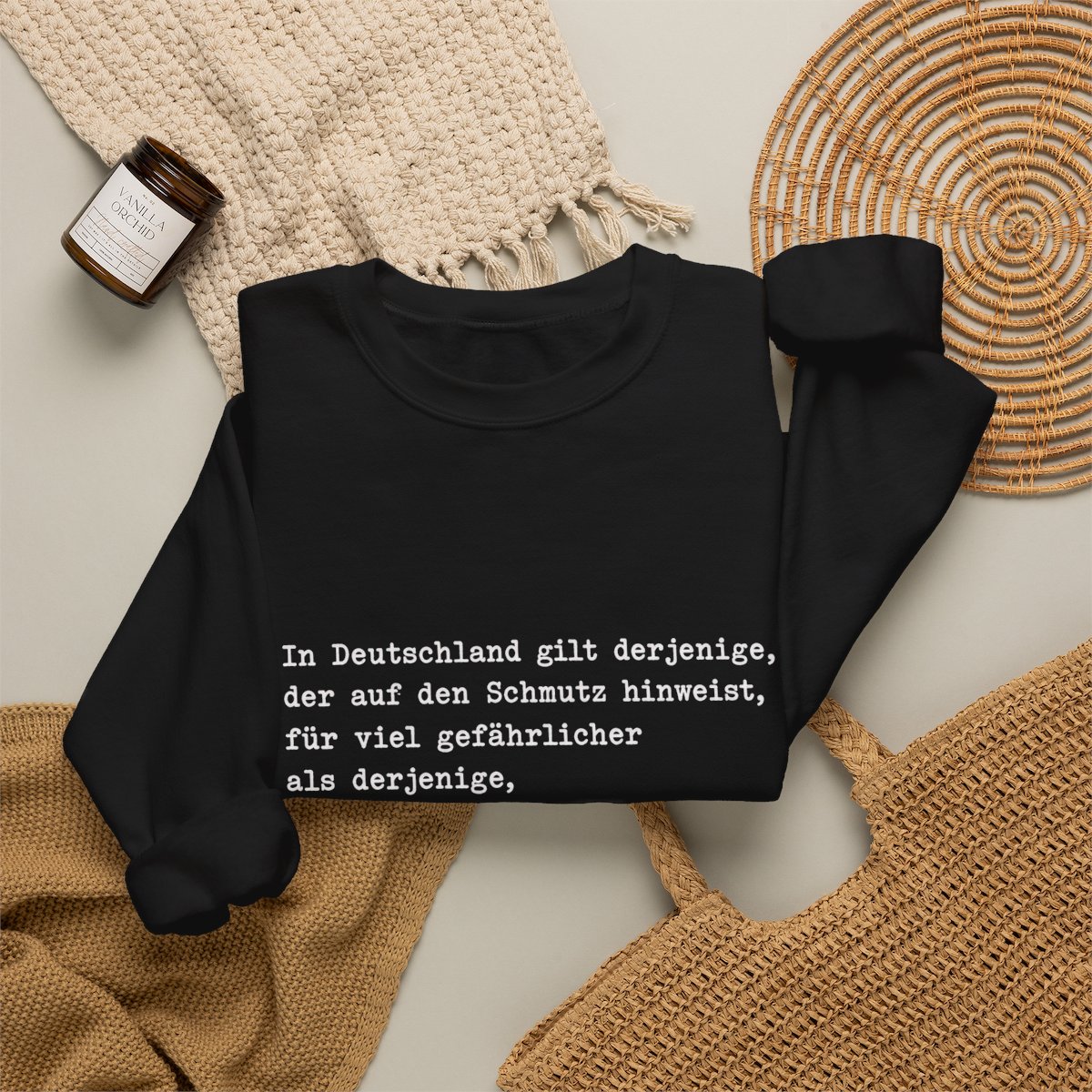 Unisex Sweatshirt mit Zitat - Tucholsky - Schmutz Weltbuehne – folded-2