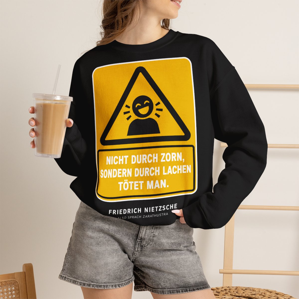 Unisex Sweatshirt mit Zitat - Nietzsche - Nicht durch Zorn – lifestyle-2