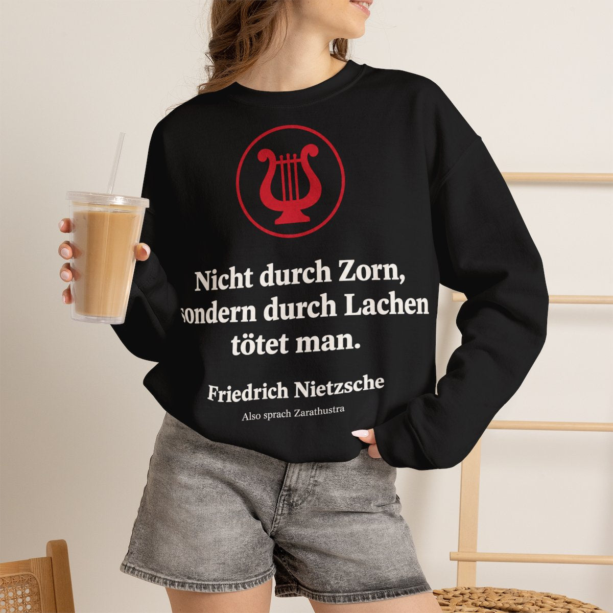 Unisex Sweatshirt mit Zitat - Nietzsche - Nicht durch Zorn Symbol – lifestyle-2