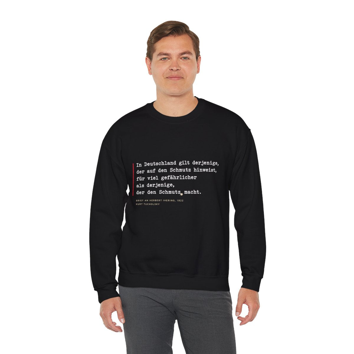 Unisex Sweatshirt mit Zitat - Tucholsky - Schmutz Weltbuehne – person-3