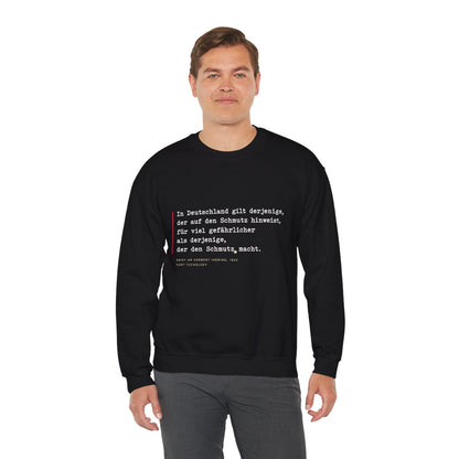 Unisex Sweatshirt mit Zitat - Tucholsky - Schmutz Weltbuehne – person-3