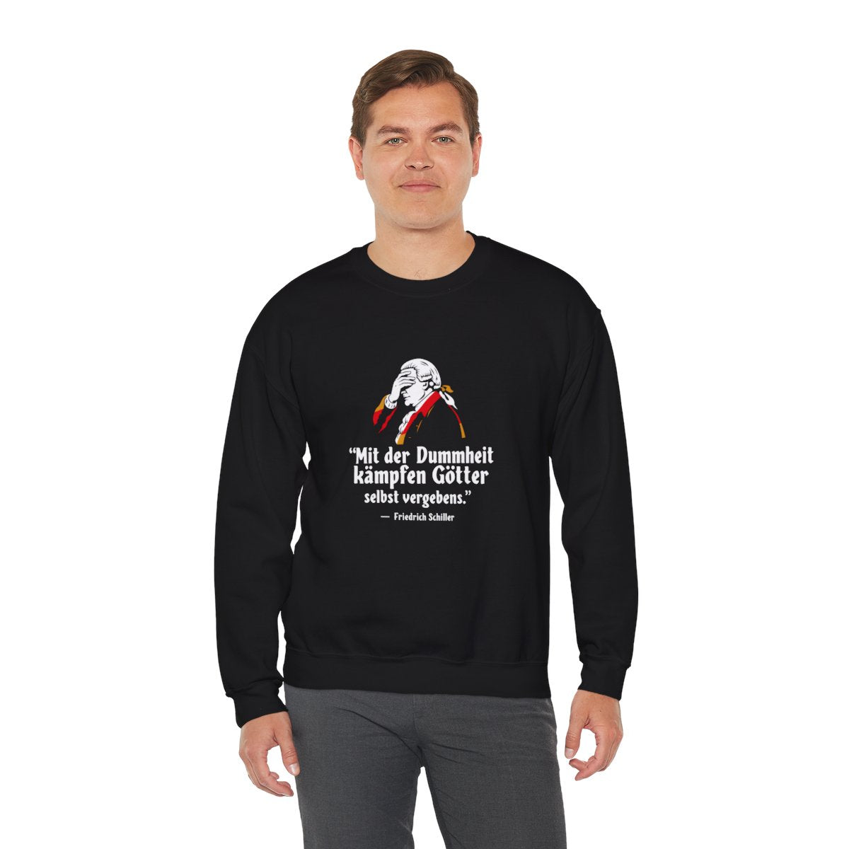 Unisex Sweatshirt mit Zitat - Schiller - Mit der Dummheit kämpfen Götter – person-3