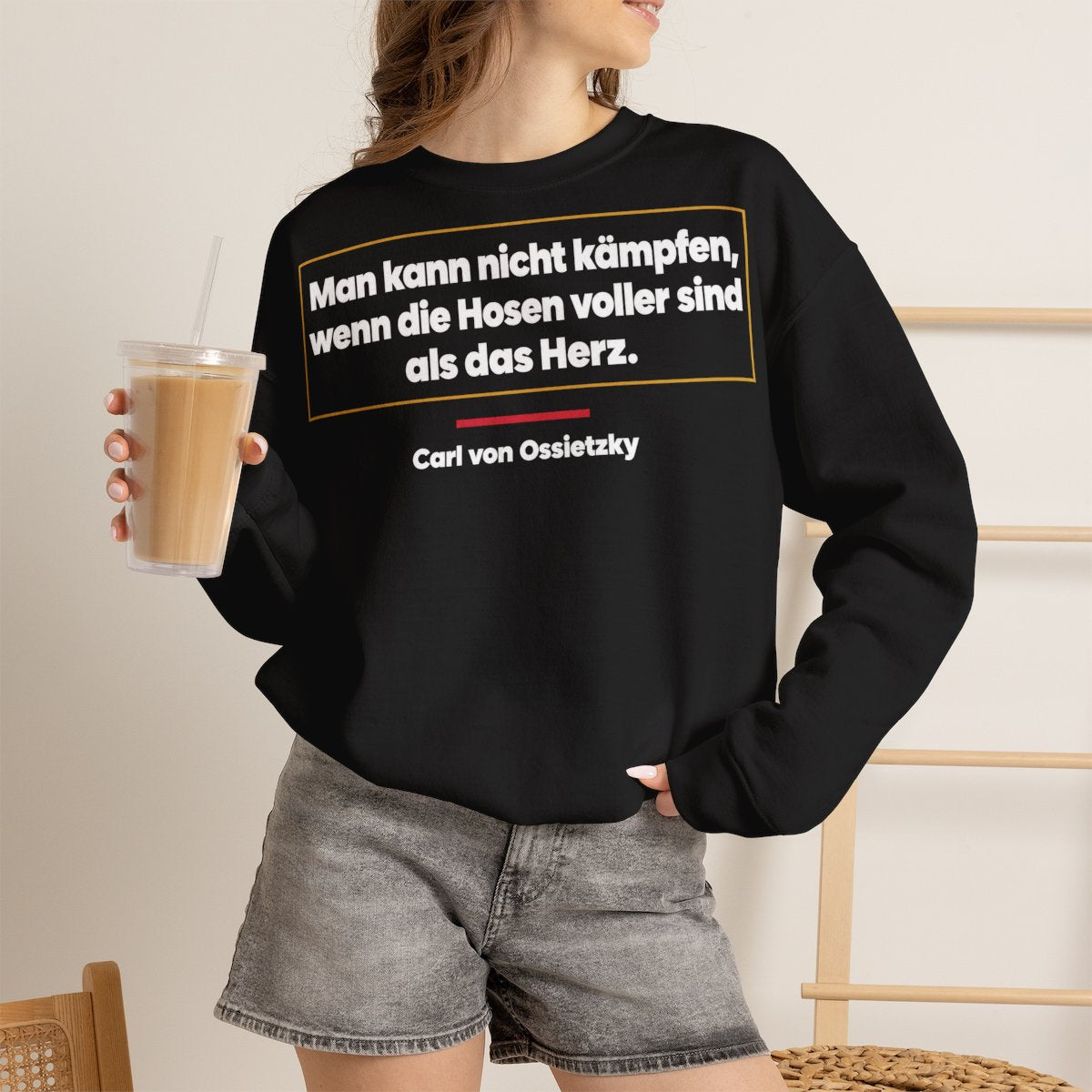 Unisex Sweatshirt mit Zitat - Ossietzky - Man kann nicht kämpfen – lifestyle-2