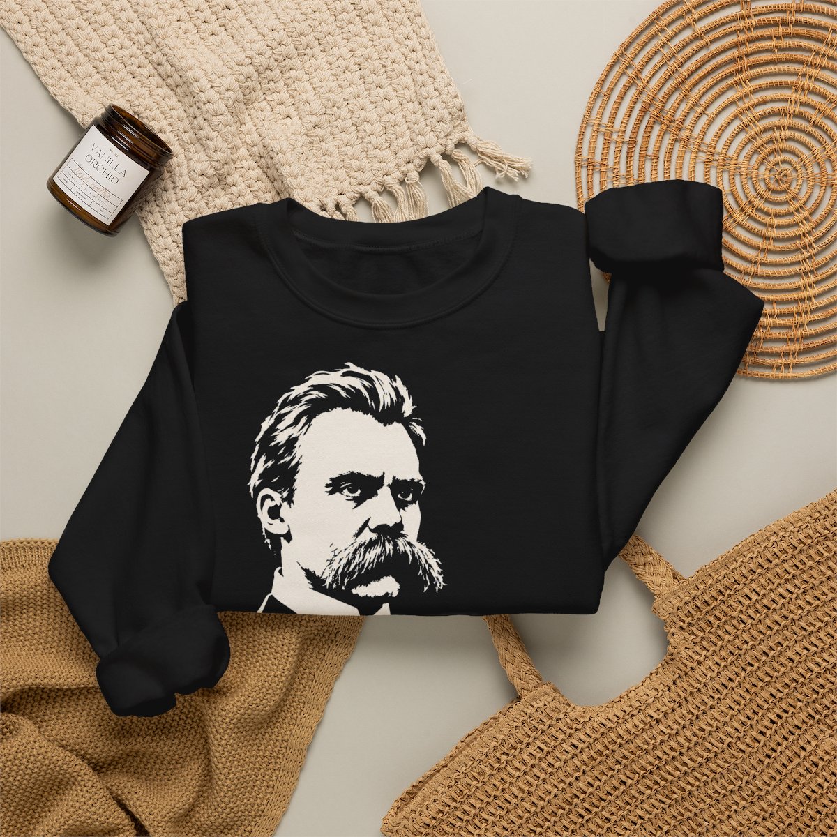 Unisex Sweatshirt mit Zitat - Nietzsche - Der Irrsinn bei Gruppen – folded-2