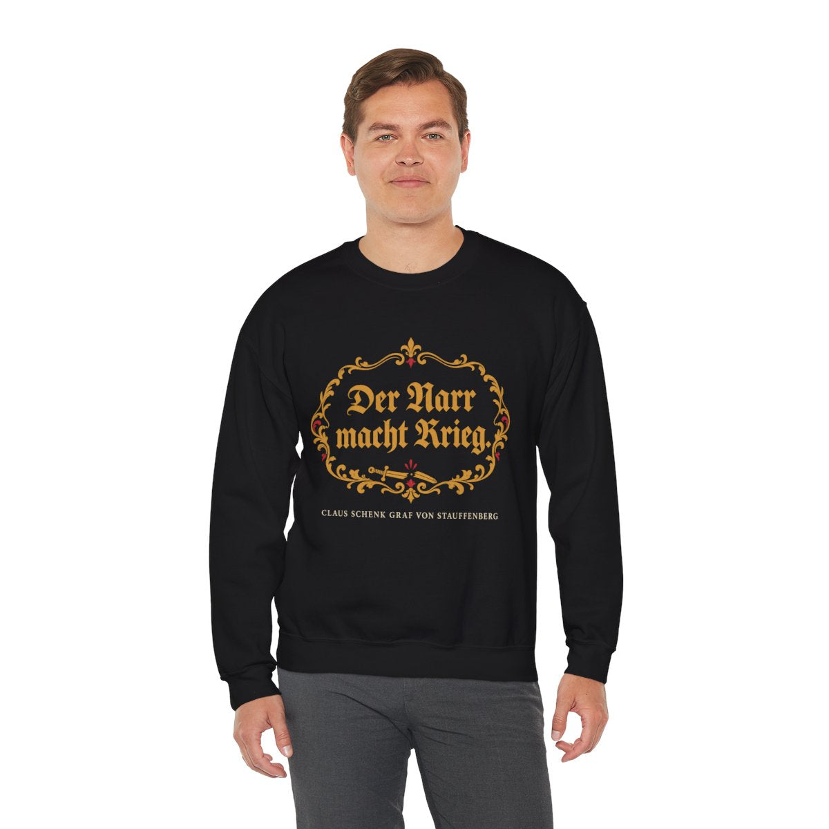 Unisex Sweatshirt mit Zitat - Stauffenberg - Der Narr macht Krieg Fraktur – person-3