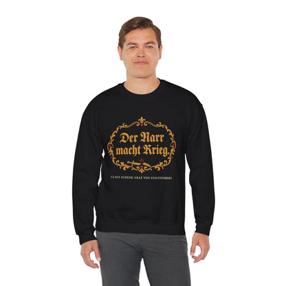 Unisex Sweatshirt mit Zitat - Stauffenberg - Der Narr macht Krieg Fraktur – person-3