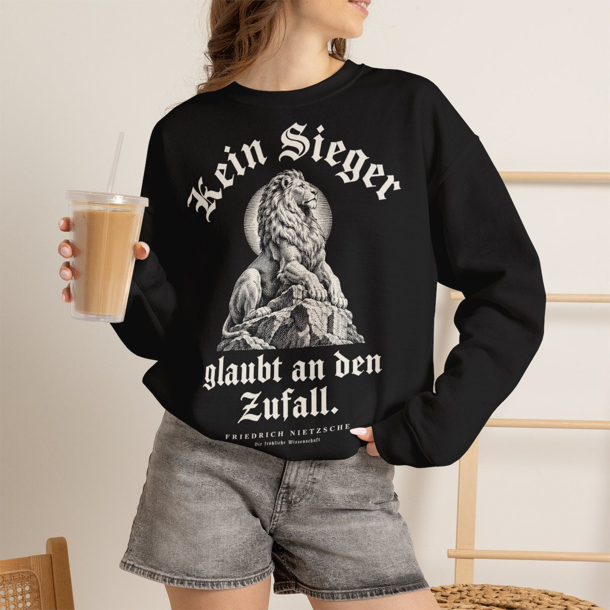 Unisex Sweatshirt mit Zitat - Nietzsche - Kein Sieger glaubt an den Zufall Gravur – lifestyle-2