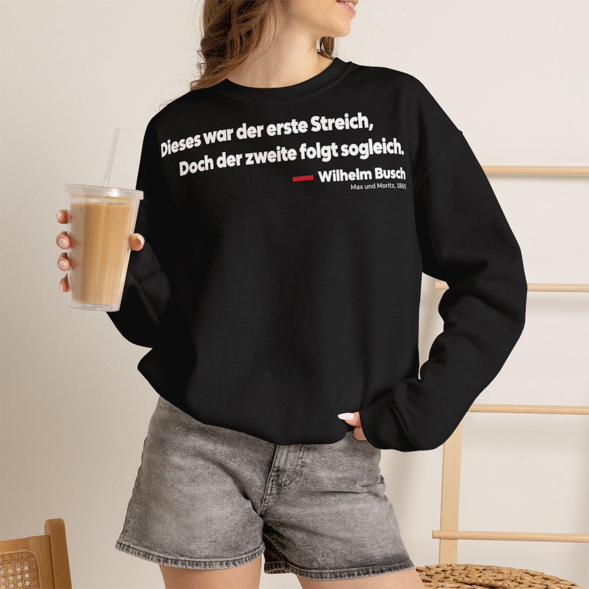 Unisex Sweatshirt mit Zitat - Busch - Dieses war der erste Streich Klartext – lifestyle-2