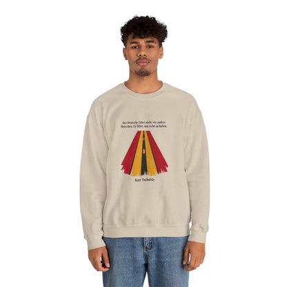 Unisex Sweatshirt mit Zitat - Tucholsky - Fährt um recht zu haben – person-2