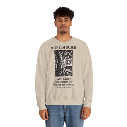 Unisex Sweatshirt mit Zitat - Busch - Alte Bäume behämmert der Specht am meisten Holzschnitt – person-2