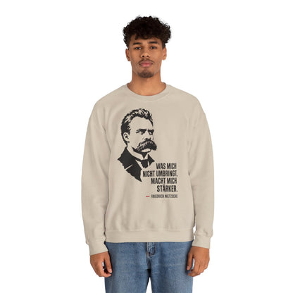 Unisex Sweatshirt mit Zitat - Friedrich Nietzsche - Was mich nicht umbringt – person-2