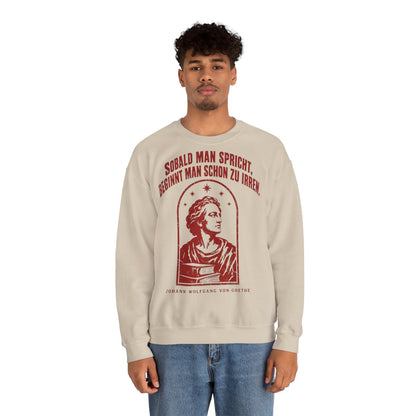 Unisex Sweatshirt mit Zitat - Goethe - Sobald man spricht Vintage – person-2