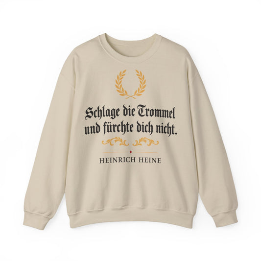 Unisex Sweatshirt mit Zitat - Heine - Schlage die Trommel und fürchte dich nicht Fraktur – front
