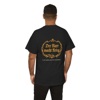 Unisex T-Shirt mit Zitat - Stauffenberg - Der Narr macht Krieg Fraktur (Druck hinten) – person-6-back