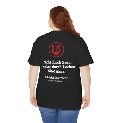 Unisex T-Shirt mit Zitat - Nietzsche - Nicht durch Zorn Symbol (Druck hinten) – person-5-back