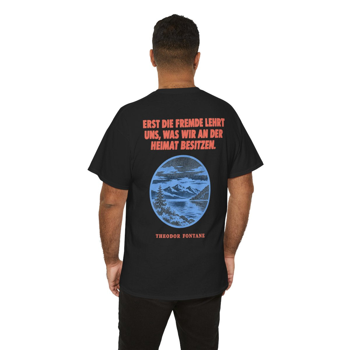 Unisex T-Shirt mit Zitat - Fontane - Erst die Fremde lehrt uns (Druck hinten) – person-6-back