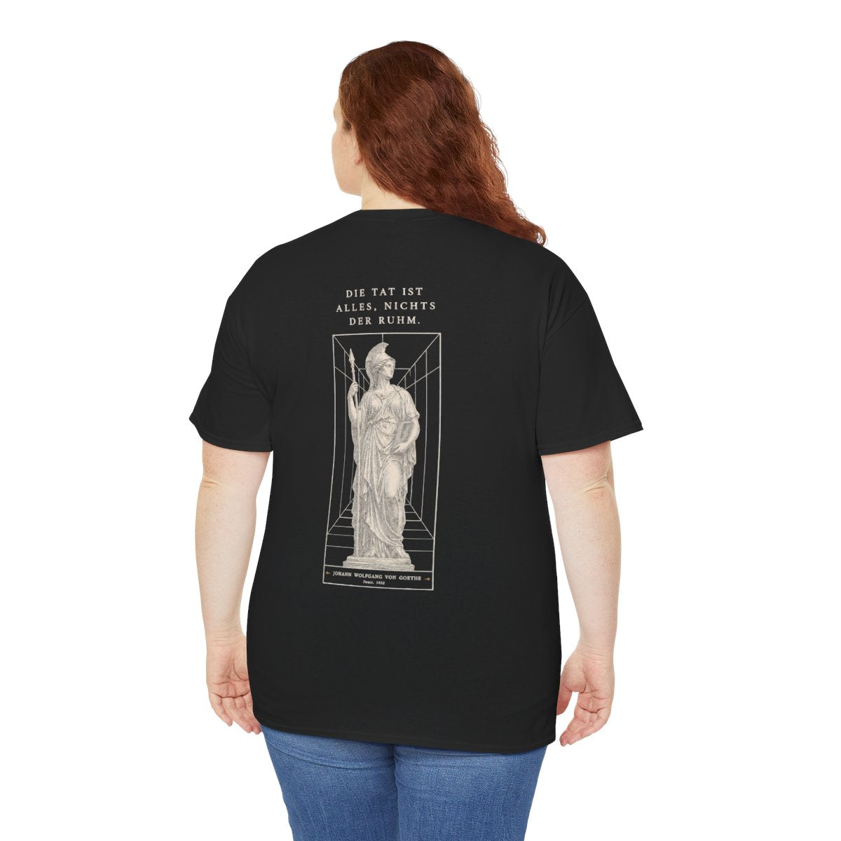 Unisex T-Shirt mit Zitat - Goethe - Die Tat ist alles, nichts der Ruhm (Druck hinten) – person-5-back