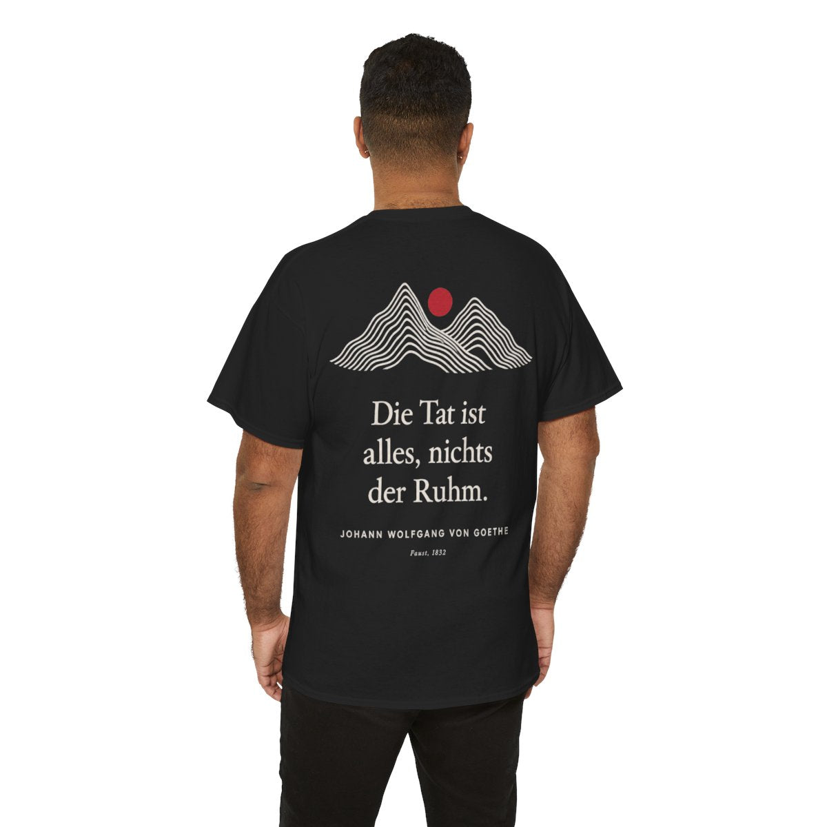 Unisex T-Shirt mit Zitat - Goethe - Die Tat ist alles, nichts der Ruhm Linien (Druck hinten) – person-6-back