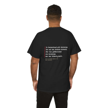 Unisex T-Shirt mit Zitat - Tucholsky - Schmutz Weltbuehne (Druck hinten) – person-6-back