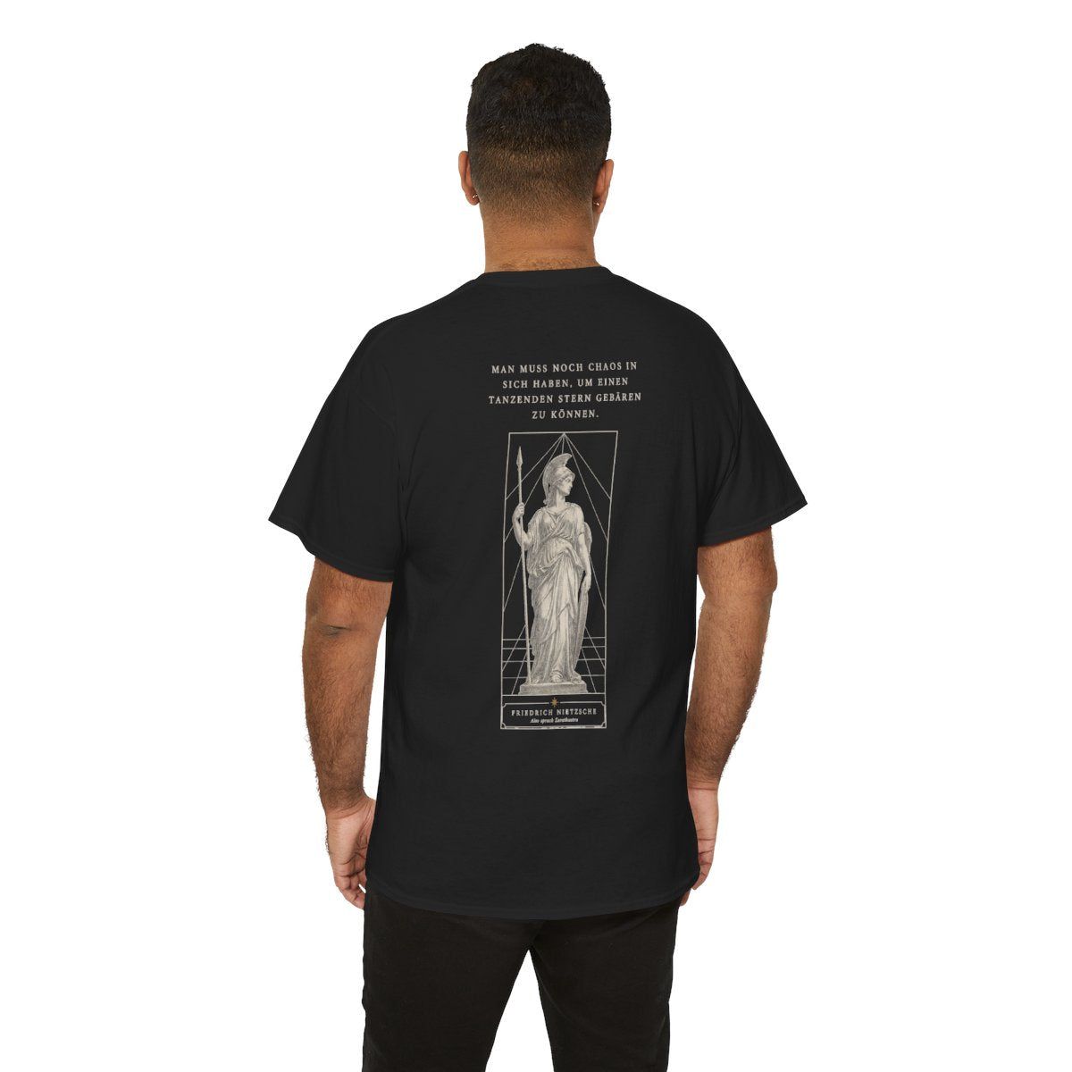 Unisex T-Shirt mit Zitat - Nietzsche - Man muss noch Chaos (Druck hinten) – person-6-back