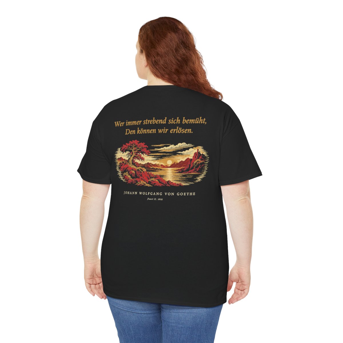 Unisex T-Shirt mit Zitat - Goethe - Wer immer strebend sich bemüht (Druck hinten) – person-5-back